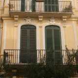 Foto 14b. L'edificio � costellato da numerosi balconi e suggestivi decori bianchi in gesso che immortalano dei volti 